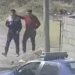 Qeshni me lot/ Krimineli bën sikur ka shok kalimtarin, për t’i shpëtuar policisë (VIDEO)