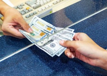 Dollari zhvlerësohet ndaj lekut, forcohet Euro