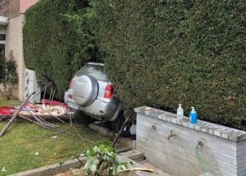 E rëndë/ Makina përplas 23-vjeçaren në oborrin e shtëpisë në Tiranë, vdes në spital