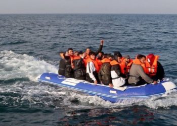 Shqiptarët me numrin më të lartë të emigrantëve me gomone në Britani, 5 mijë vetë kërkuan azil