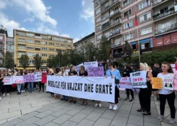 Fillon protesta në Prishtinë kundër përdhunimit të 11-vjeçares, drejtësi për vajzat dhe gratë