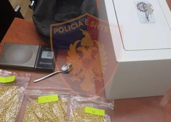 SKEMA/ Dy të moshuarit italianë shitën 200 mijë euro flori të rremë në Elbasan