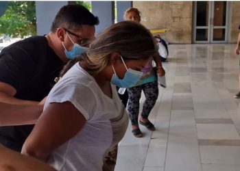 U përleshën për një burrë, dy shqiptaret përfundojnë njëra në burg e tjetra në spital