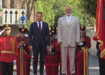 Mbërrin kryeministri i Luksemburgut, Rama e pret me ceremoni