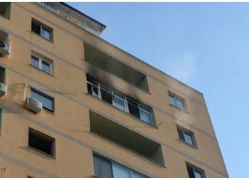 Përfshihet nga flakët banesa në Lezhë, lëndohet një grua