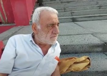 Nuk i dhanë shtëpi pas tërmetit, qytetari hynë në grevë: Do digjem me benzinë