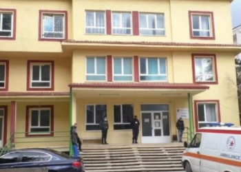 Bie nga kati i dytë i banesës, humb jetën e moshuara