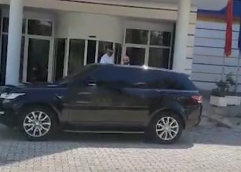 Pas shkarkimit, Gledis Nano lë ambientet e Drejtorisë së Përgjithshme të Policisë, përshëndet…