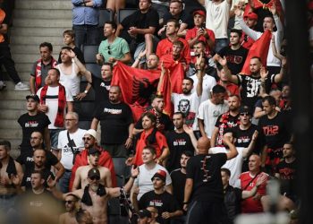 Stadiumi suedez “pushtohet” nga simbolet kuqezi, tifozët e Shkëndijës dhurojnë spektakël (Foto)