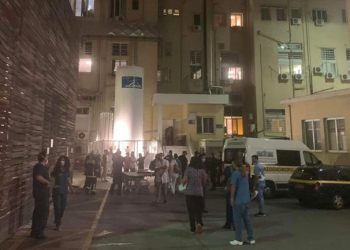 Përfshihet nga flakët një nga spitalet e Covid-19, pacientët nxirren në oborr