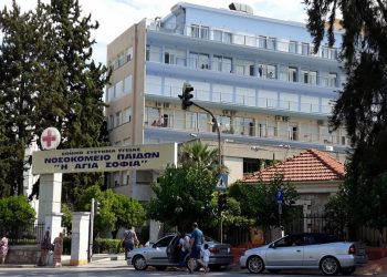 E rëndë, priste radhën për t’u vizituar në spital, babai i tre fëmijëve vdes në krahët e bashkëshortes