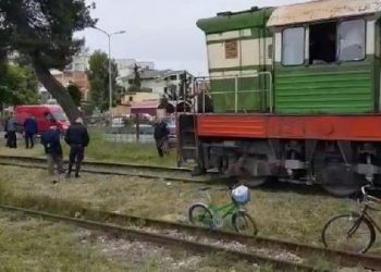 Treni përplas kamionçinën, plagosen 2 persona në Pejë