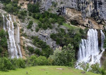Turistja nga Peruja ngec mes shkëmbinjve në Gramsh, shpëtohet nga policia