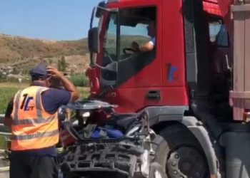 Kamioni bën “shoshë” makinën, viktima ndodhet ende në mjet