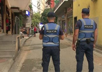 Vrasja e çiftit në Tiranë, familjarët e 33-vjeçares kërkojnë të futen në zonën e krimit