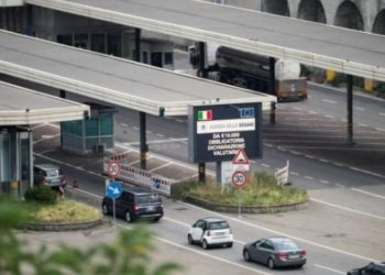 Kishin fshehur në makinë 11 kg “të kuqe”, pranga 2 shqiptarëve në Zvicër