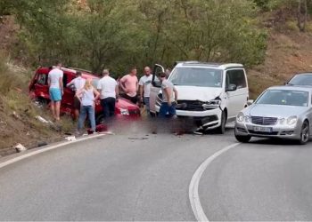 Tre aksidente në Qafë-Thanë/ Plagosen dy persona, një tjetër bllokohet në makinë