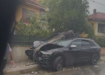 Aksident në Tiranë, makina përplaset me shtyllën elektrike