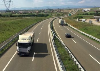 Aksident tragjik në autostradë/ Vdes një person, lëndohen katër të tjerë