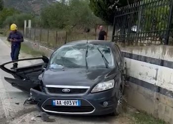 Video/ Aksident në Elbasan, makina rrotullohet disa herë dhe del nga rruga