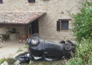 Aksident “i frikshëm” në Itali, shqiptari pa patentë përfundon në oborrin e një shtëpie