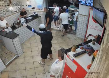 Shkrep armën dhe grabit kasën, 23-vjeçari nga Napoli terrorizon picerinë e mbushur me fëmijë