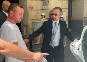 Vrau në mënyrë makabër gjyshen dhe nipin në Itali, Ledjon Brake shfaqet i qetë teksa arrestohet (FOTO)