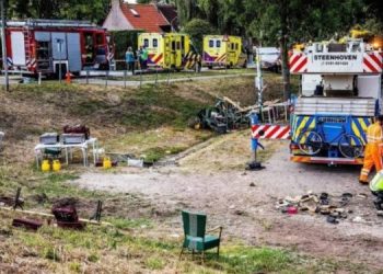 Kamioni del nga rruga dhe përplaset me turmën, 6 viktima