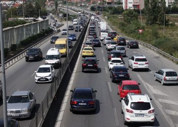 Përplasen dy makina në Vorë, krijohet trafik i rënduar në aksin Tiranë-Durrës