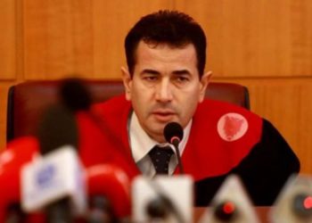 U shkarkua katër vite më parë/ Ish-kryetari i Kushtetuese kthehet në gjykatë, këtë herë për..