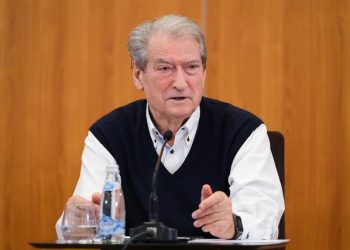 Takimi me mësuesit/ Berisha: Qeverisemi nga një grup hajnash