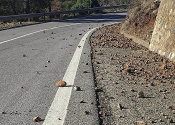Moti i keq sjell problemet e para, rrëshqasin gurët në Burrel-Skuraj