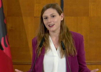 “I ka lëshuar pëllumbat”, Bora Muzhaqi i përgjigjet Metës: Shfryn vrer çdo ditë