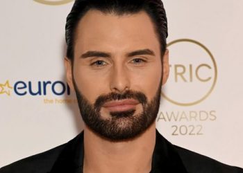 Ylli televiziv zbulon një vizitor të padëshiruar në shtëpinë e tij (FOTO)