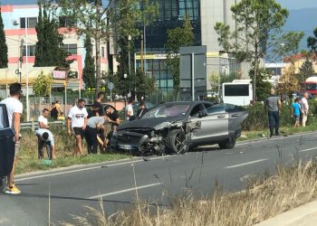 Aksident i trefishtë në autostradën Tiranë-Durrës (FOTO)