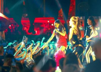 Po këndonte hitin e famshëm, fansi puth Elvana Gjatën në mes të koncertit (Video)