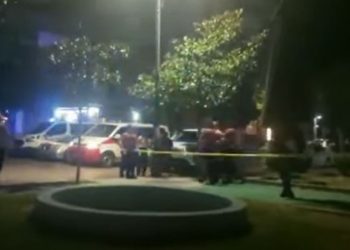 Video/ Me lot e britma, momenti i rëndë kur familjarët shkojnë në vendin ku u ekzekutua Ulqinaku