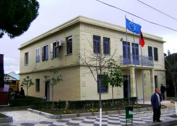 Familjes së 14-vjçarit që u mbyt në Seman i hoqën ndihmën ekonomike, reagon bashkia Roskovec