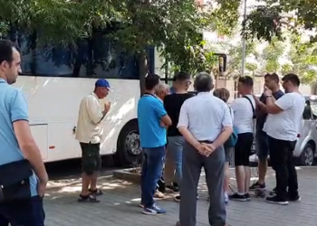 Fermerët në protestë para bashkisë së Elbasanit: Jemi kërcënuar nga vëllai i kryetarit të PS