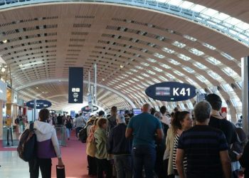 Terrorizoi udhëtarët me thikë në aeroport, policia qëllon për vdekje të riun