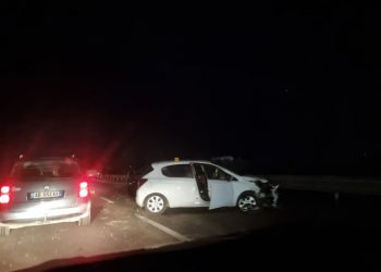 E RËNDË/ Përplasen dy makina në Lushnjë, plagosen 3 persona