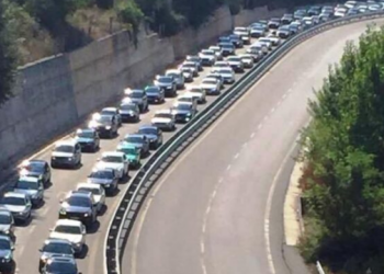 40 mijë kosovarë drejt bregdetit, “paralizohet” qarkullimi në Rrugën e Kombit