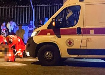 E rëndë/ Nënë e 3 fëmijëve bie nga ballkoni dhe vdes në vend