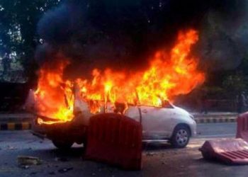 Ngjarja në Rrogozhinë/ 2 persona u hodhën pasi makina shpërtheu në flakë, 2 të tjerët.. (Detajet)