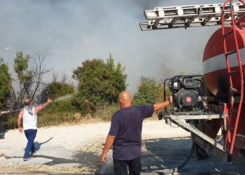 Përfshihen nga flakët dy fshatra në Selenicë