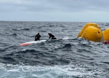 Ndodh mrekullia/ Marinari mbijeton 16 orë në një varkë të përmbysur në Atlantik