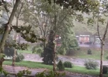 VIDEO/ Moti i keq përfshin vendi, shiu i rrëmbyeshëm përmbyt rrugët në Tiranë