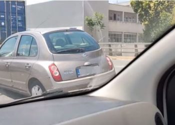 Foto/ Ndodh dhe kjo, makina ecën në autostradë pa njërën gomë