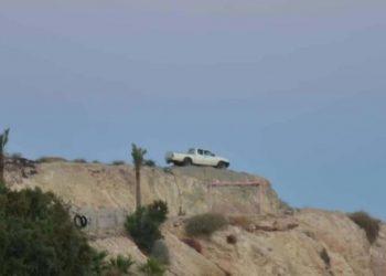 Alarmohet policia/ 50-vjeçari shkon buzë shkëmbit me makinë e kërcënon të hidhet