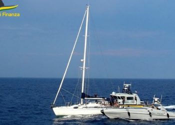 1 ton drogë nga Vlora, kjo është veliera e ukrainasve që u kap nga Guardia di Finanza (FOTO)